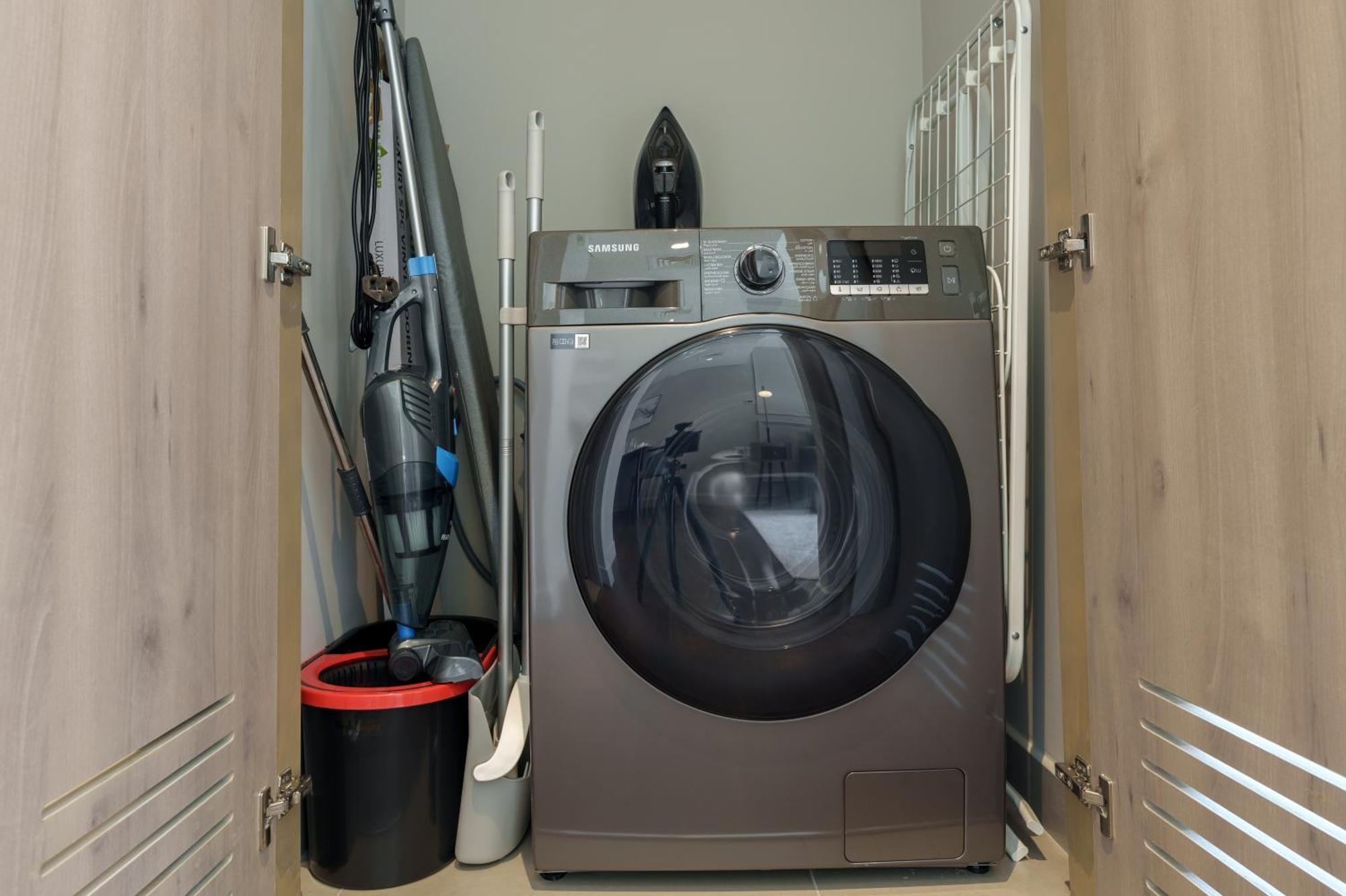 Your Modern Sophisticated In Hills Apartment