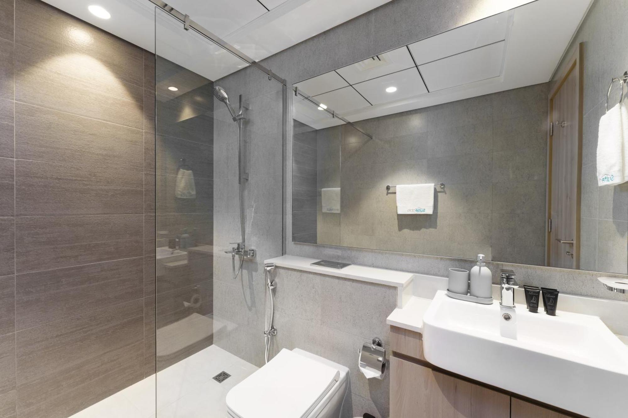 Your Modern Sophisticated In Hills Apartment